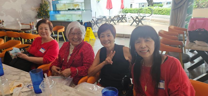 4人