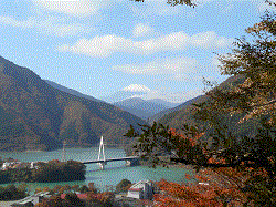 丹沢湖と富士山と橋と紅葉2