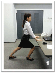 写真:お腹とふくらはぎのストレッチ