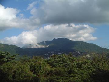 写真:探勝歩道から眺めた神山、冠ヶ岳、大涌谷