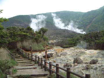 写真:大涌谷付近を通る探勝歩道の風景